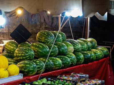 Sono i verdi cocomeri per� a farla da padrone, messi a mo� di piramide sul bancone